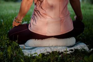 Йога-подушка для медитации полумесяц лен_3