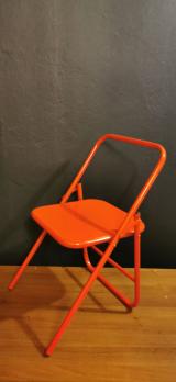 Красный стул для занятий йoгoй Айенгара высотой 41см