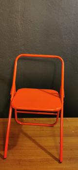 Красный стул для занятий йoгoй Айенгара высотой 41см